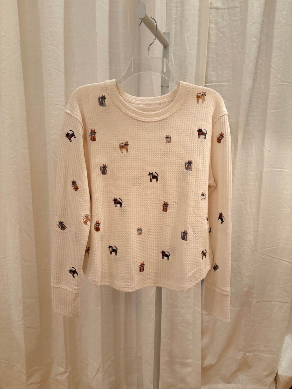 NATURAL LIFE Cream Waffle Knit Crew with Cute Assorted Cats Embroidery. Medium